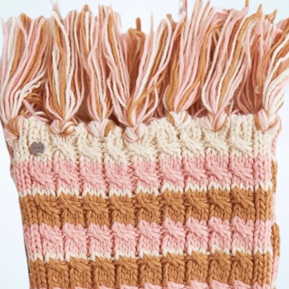 Bench. Winter Scarf - Picture 5 of 7